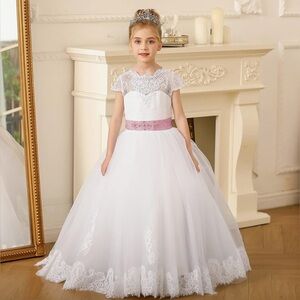 Size: 8 youth; color: white